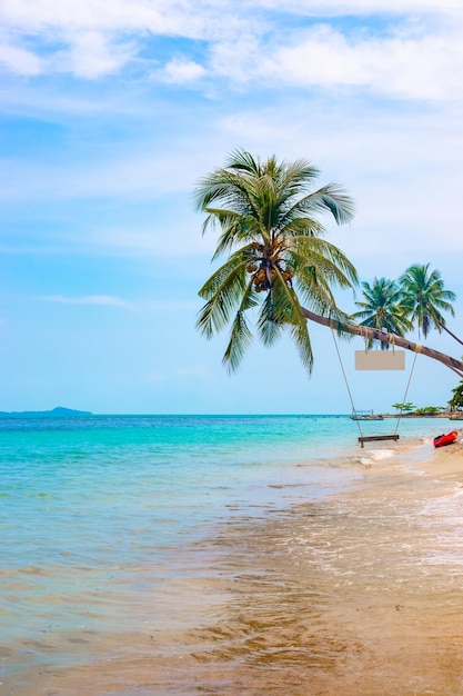 Tropische vertikale Landschaft Eine Palme mit einer Schaukel hängt über dem Meer auf einer Insel in Thailand Urlaub in Asien