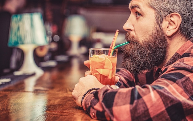 Tropischer alkoholischer frischer Cocktail Barmann im Pub oder Restaurant Bärtiger Mann cocktail Portrait Mann trinkt Orangensaft Bärtiger Mann trinkt Cocktails
