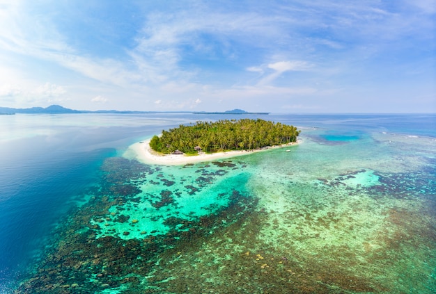 Tropischer archipel indonesien luftaufnahme-banyak-inseln sumatra