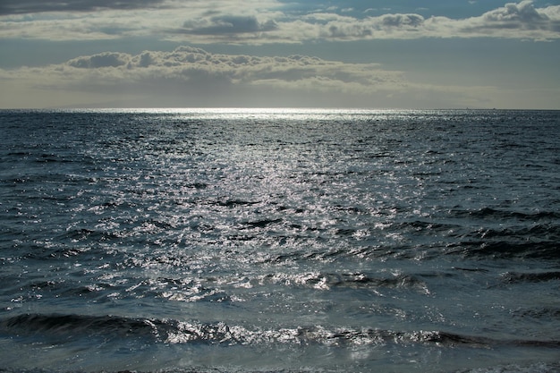 Tropischer blauer Ozean in Hawaii. Sommermeer in sauberem und klarem Wasser von der Oberfläche für den Hintergrund. Konzeptdesign für Wellen.