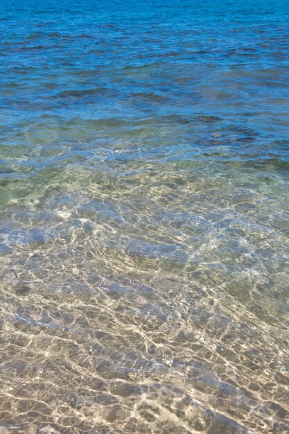 Tropischer blauer ozean in hawaii sommermeer in sauberem und klarem wasser von der oberfläche für hintergrundwellen