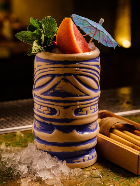 Tropischer Cocktail im Tiki-Bar-Stil