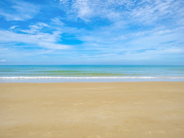 Tropischer idyllischer Ozean Blauer Himmel und schöner Strand