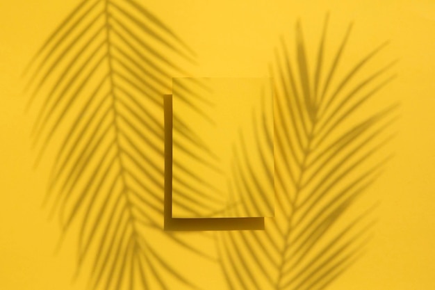 Tropischer Palmblattschatten auf einem gelben leeren Etikett Exotischer Sommerhintergrund