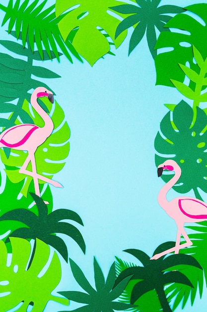 Tropischer Papierhintergrund Bunte Blätter von Monstera-Palmen und Flamingos auf blauem Hintergrund Kopieren Sie den Raum flach