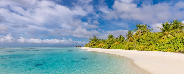 Tropischer Paradiesstrand mit weißem Sand, Meer, Himmel, Kokospalmen, Reisetourismus, breiter Panoramahintergrund