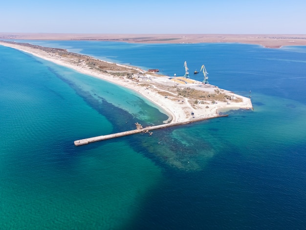 Tropischer Sandstrand, der ein exotisches türkisfarbenes Meer und eine Seesandbar im Meer teilt