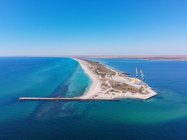 Tropischer Sandstrand, der ein exotisches türkisfarbenes Meer und eine Seesandbar im Meer teilt