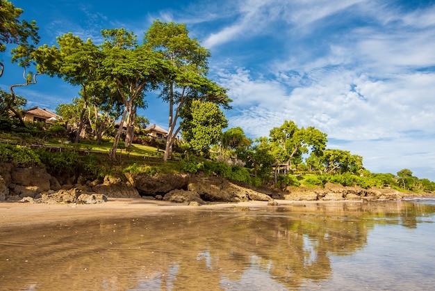 Tropischer Sandstrand Jimbaran in Indonesien Bali. Urlaubsreise Tourismus Entspannen.