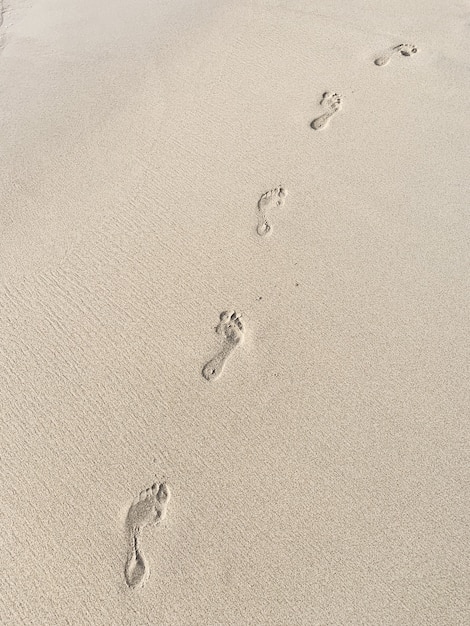 Tropischer schöner Strand mit weißem Sand und diagonal angeordneten Fußstufen