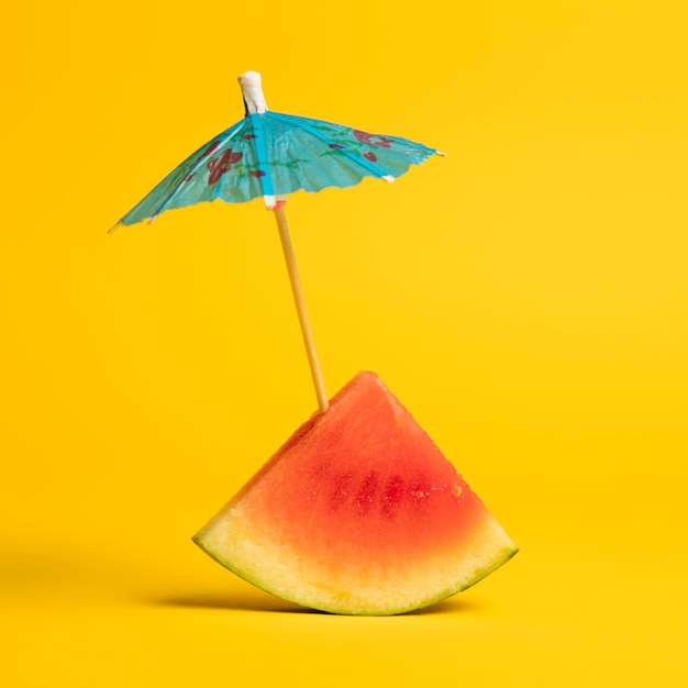 Tropischer Sommerhintergrund des Wassermelonen- und Cocktailregenschirms