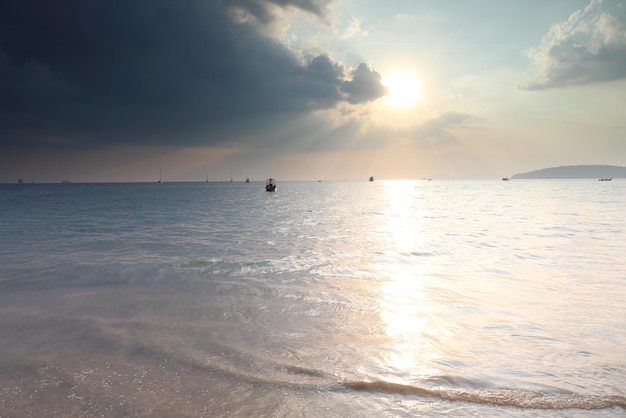 Tropischer Sonnenuntergang am Strand. Krabi. Thailand