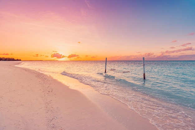 Tropischer Sonnenuntergang am Strand und Himmelshintergrund als exotische Sommerlandschaft mit Strandschaukel-Hängematte