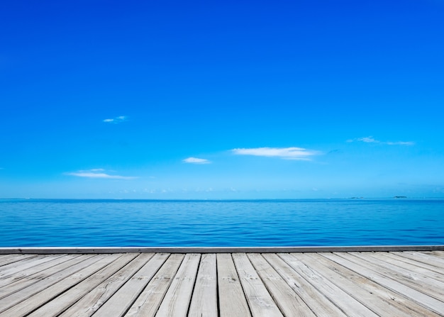 Tropischer Strand auf den Malediven. blaues Meer