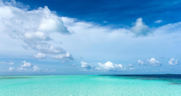 Tropischer Strand auf den Malediven