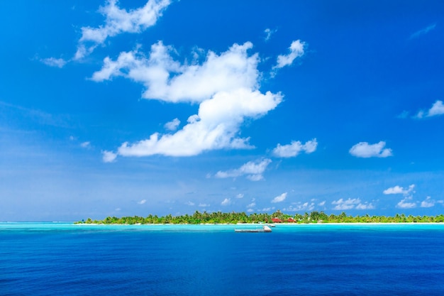 Tropischer Strand auf den Malediven