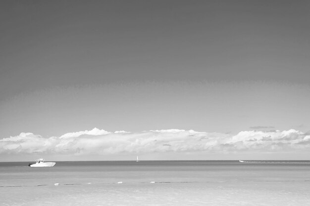 Foto tropischer strand auf der insel antigua in karibischem, türkisfarbenem meerwasser und blauem himmel