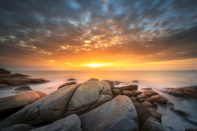 Tropischer Strand bei Sonnenuntergang