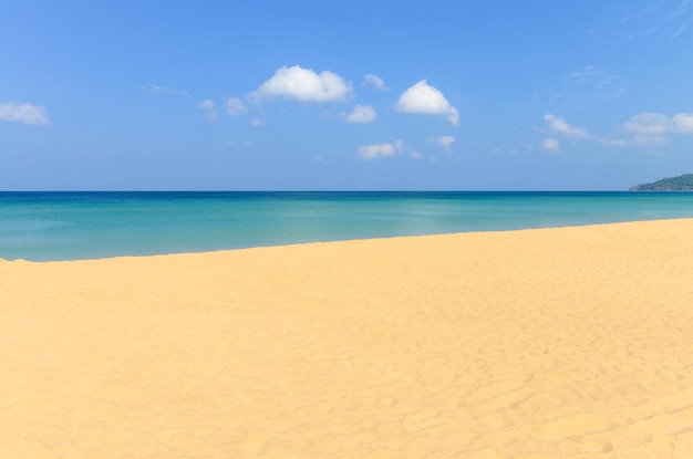 Tropischer Strand der Naturszene und blauer Himmel in Karon Beach Phuket, Thailand