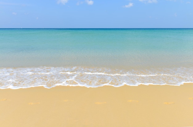 Tropischer Strand der Naturszene und blauer Himmel in Karon Beach Phuket Thailand