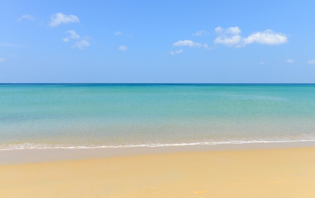 Tropischer Strand der Naturszene und blauer Himmel in Karon Beach Phuket Thailand