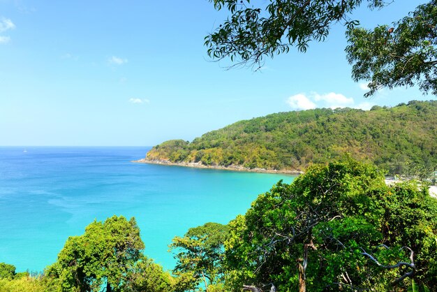 Tropischer Strand der Naturszene und blauer Himmel in Phuket-Insel Thailand