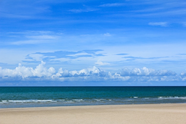 Tropischer Strand. Himmel und Meer.