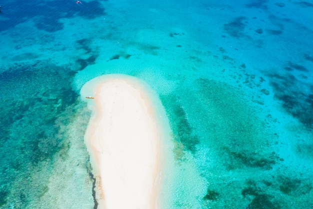 Tropischer Strand in den Philippinen, Nackte Insel