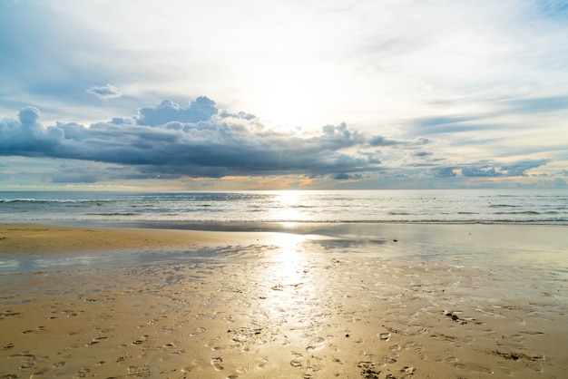 tropischer Strand mit bewölktem