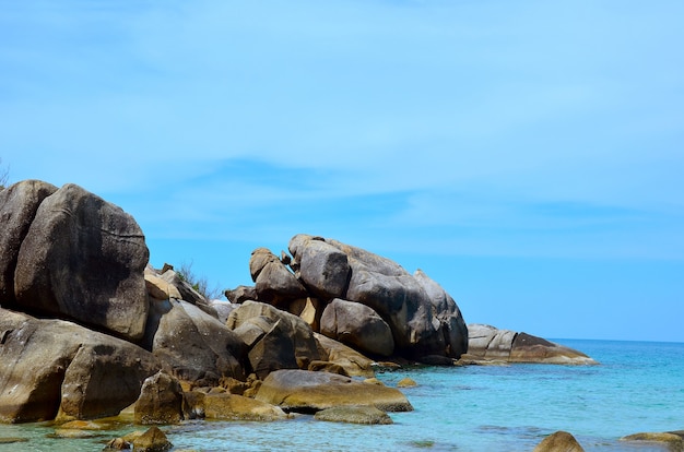 Tropischer Strand mit großen Steinen