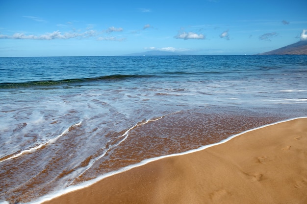 Tropischer Strand mit Meersand im Sommerurlaub