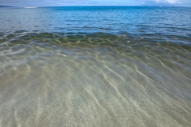 Tropischer Strand mit Meersand im Sommerurlaub