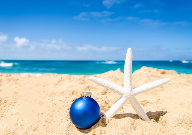 Foto tropischer strand mit weihnachtsball und -starfish