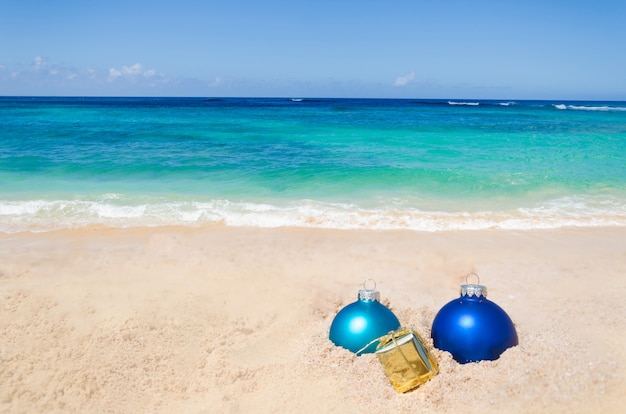 Tropischer Strand mit Weihnachtskugeln