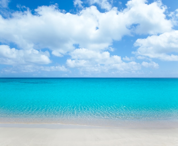 tropischer Strand mit weißem Sand und türkisfarbenem Wasser