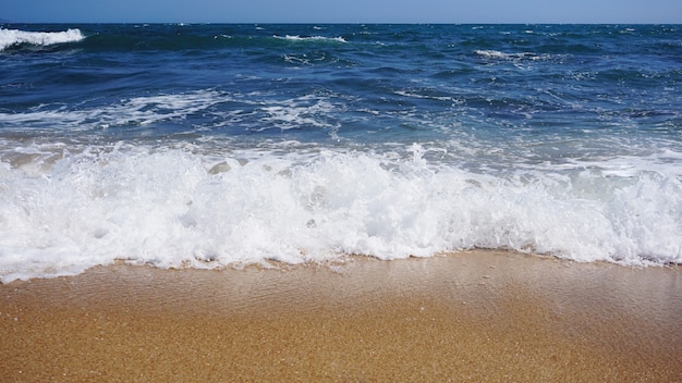 Tropischer Strand. Ozeanwellenhintergrund. Sand und blaues Meer. Ozeanwassernatur, Strand entspannen. Sommerurlaub am Meer