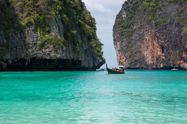 Tropischer Strand, traditionelle Langheckboote, berühmte Maya Bay