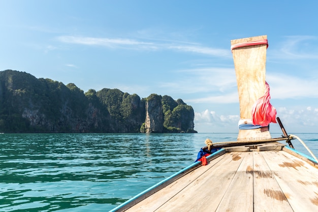 Tropischer Strand, traditionelle Longtail-Boote