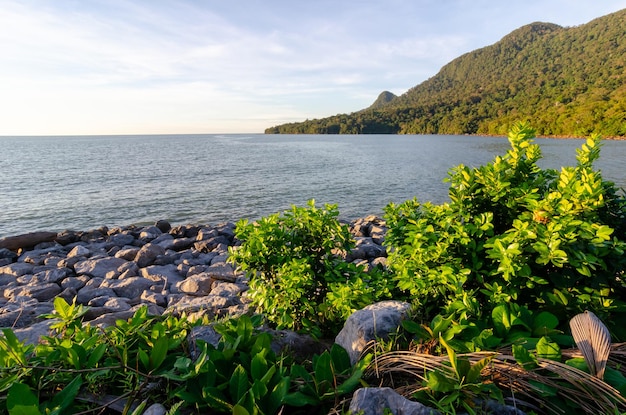 Tropischer Strand Tropical Holiday Borneo Insel Kalimantan Malaysia tropisches Paradies Damai Beach grüne Berge Ozean und üppige grüne Vegetation