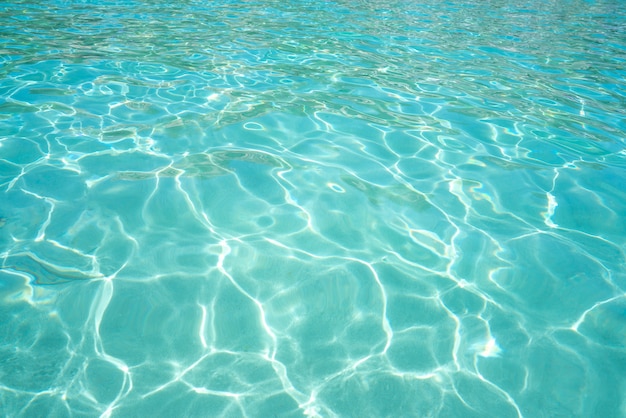 Tropischer Strandhintergrund klaren Wassers Ibizas