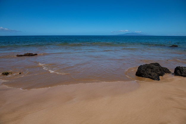 Tropischer Strandhintergrund Sandstrand mit ruhiger Welle des türkisfarbenen Ozeans Malediven perfekte Landschaft Landschaftskopierraum