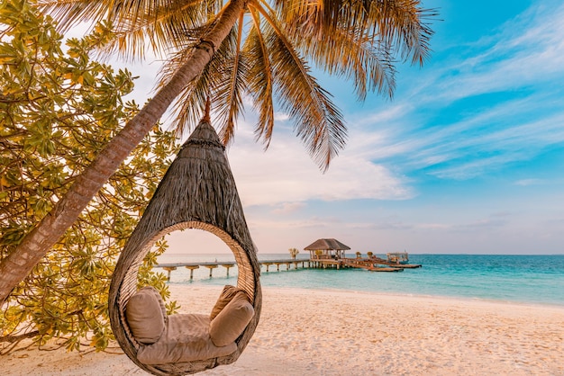 Tropischer Strandsonnenuntergang als Sommerlandschaft mit Luxus-Resort-Strand-Palmenschaukel-Hängematte, Sandküste