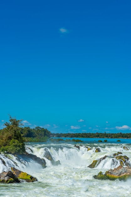 Tropischer Wasserfall mit blauem Himmel in Laos