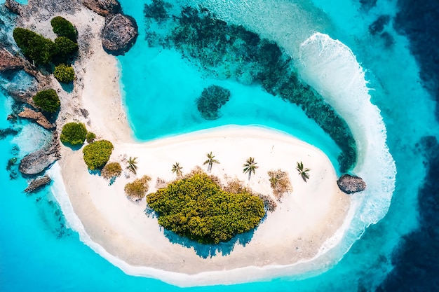 Tropischer weißer Sand am Strand und türkisfarbenes Meerwasser Blick von oben