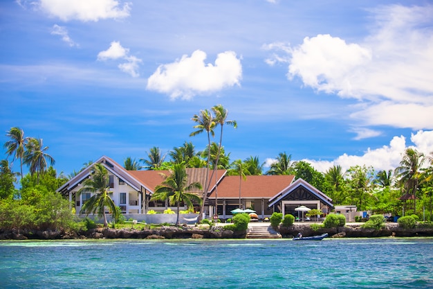 Tropischer weißer sonniger Strand im schönen exotischen Erholungsort