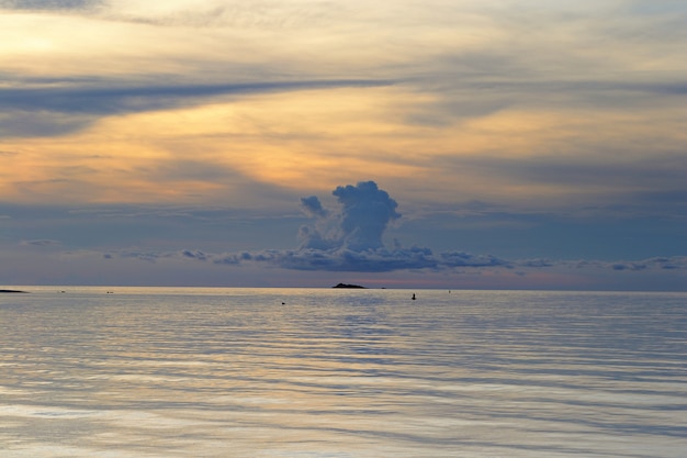 Tropisches drastisches cloudscape an der Dämmerung