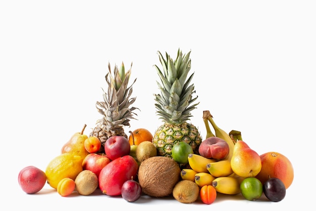Tropisches Fruchtsortiment lokalisiert auf weißem Hintergrund. Ananas, Kokosnuss, Bananen, Mango, Äpfel, Kiwi, Limette, Zitrone, Birne, Aprikosen, Pfirsiche und Pflaumen.