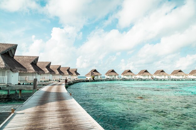 tropisches Malediven Resort Hotel und Insel mit Strand und Meer für Urlaubskonzept