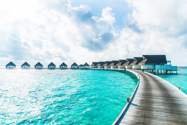 tropisches Malediven Resort Hotel und Insel mit Strand und Meer für Urlaubskonzept