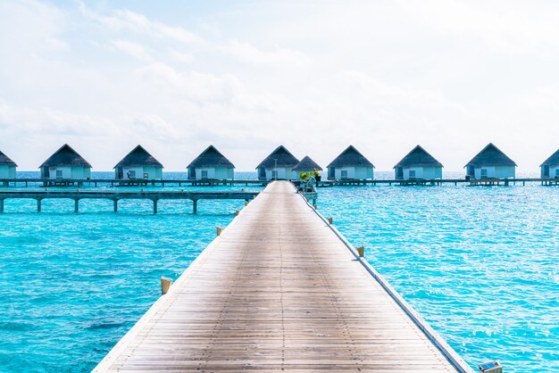 tropisches Malediven Resort Hotel und Insel mit Strand und Meer für Urlaubsurlaubskonzept